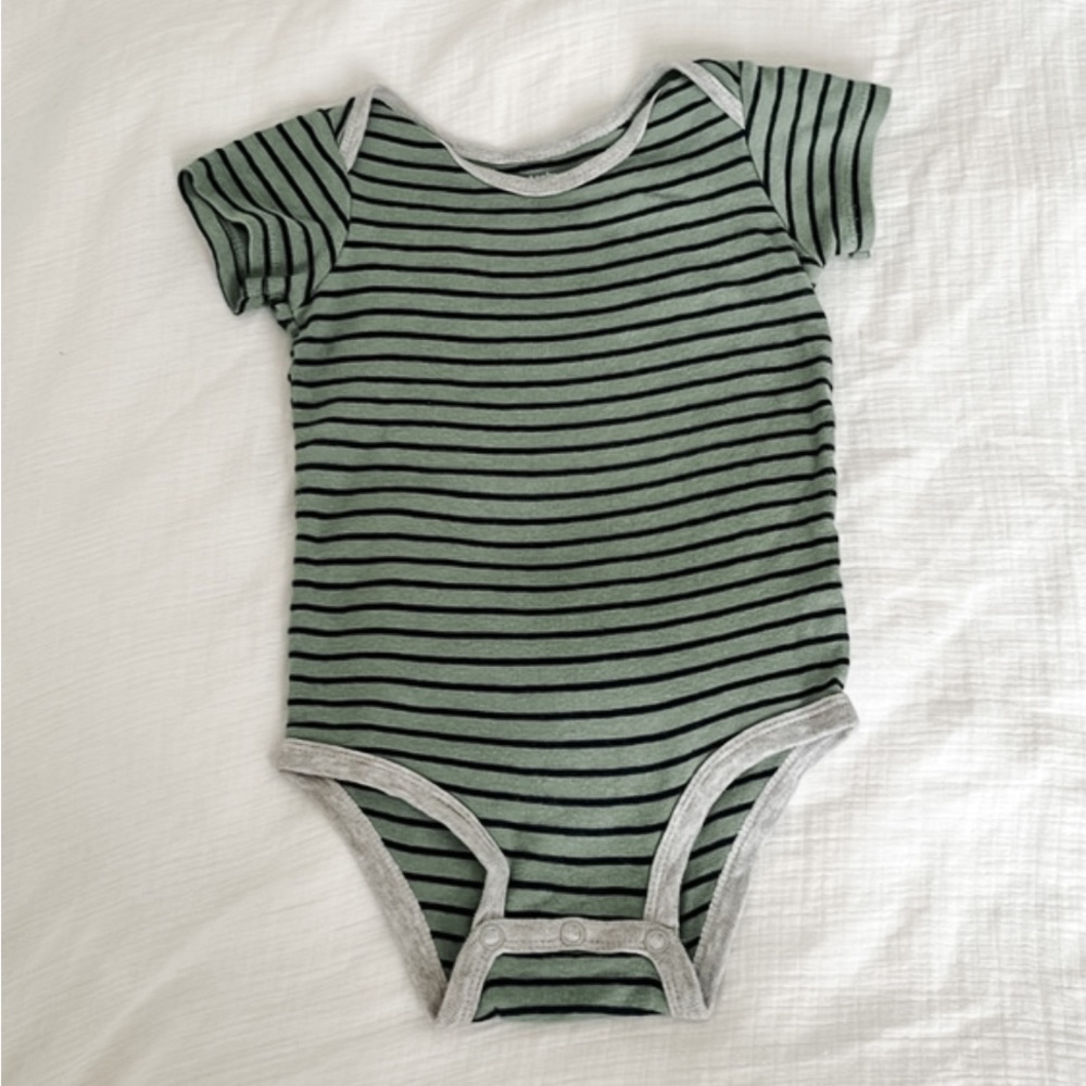4/$20 Green Striped Bodysuit | Carter’s | 6-9 Months